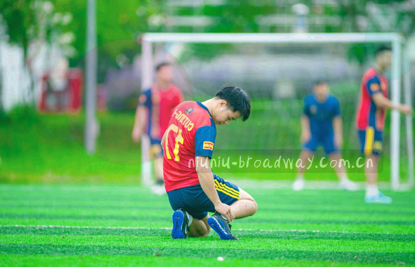六个内容板块以辐射状节点围绕中心登录图标排列，层级连线为鎏金细线